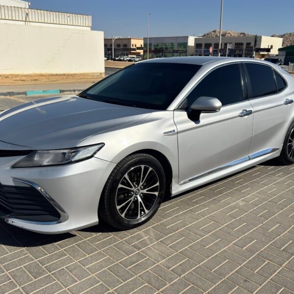 للبيع تويوتا كامري موديل 2019 اللون فضي من الداخل اسود
المواصفات هايبرد ( بترول وكهرباء ) اقتصادية جدا في صرف البترول
LE 2.5 L